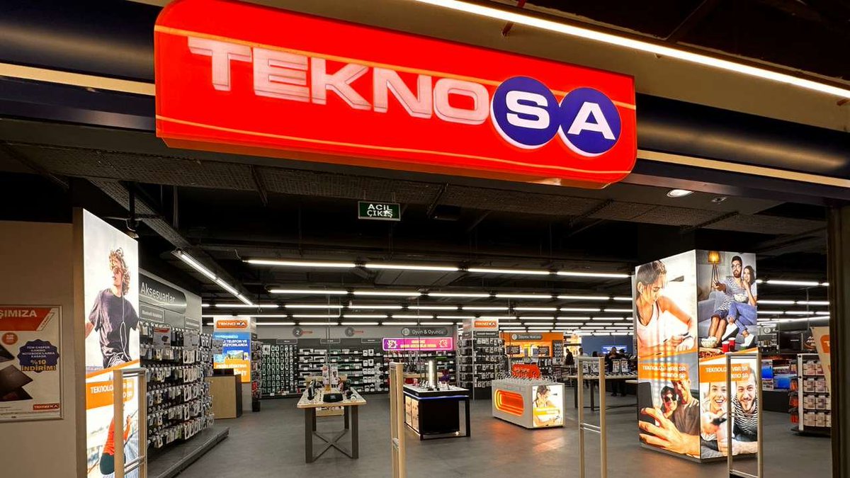 c_cifteci's tweet photo. Teknosa’da yaşadığım olaya bakın.

Philips çaycı almak için mağazaya gittim. Ürünün etiketinde yaklaşık 6.500 TL yazıyordu. Kasada görevli personel, “70 TL karşılığında kasko/garantiyi 1 yıl daha uzatabiliriz” dedi. 70 TL olduğu için kabul ettim.

Ödeme iki ayrı işlem şeklinde alındı. Ben de ürünün yaklaşık 6.500 TL olduğunu, üzerine de 70 TL sigorta bedeli ödediğimi düşünerek işlemi onayladım.

Sonra MediaMarkt’ta aynı ürünü yaklaşık 5.500 TL’ye görünce işkillendim. Teknosa faturası elime ulaştığında ise durum ortaya çıktı:

Ürün: 5.549 TL
Kasko/ek hizmet: 1.019 TL
Toplam: 6.568 TL

İşin ince noktasına bakın: Etikette gördüğüm yaklaşık 6.500 TL ile toplam ödeme neredeyse aynı. Dolayısıyla ben ürünün yaklaşık 6.500 TL olduğunu ve bana söylenen 70 TL’yi de sigorta için ödediğimi zannediyorum.

Meğer 5.549 TL’lik ürüne 1.019 TL’lik ek hizmet satılmış.

Bana kaskonun 1.019 TL olduğu söylenseydi kesinlikle kabul etmezdim. Mesele 1.019 TL değil; 70 TL denilerek kabul ettiğim bir hizmetin faturada 1.019 TL olarak karşıma çıkması.
Teknosa gibi kurumsal bir markadan böyle bir alışveriş deneyimi yaşayacağımı düşünmezdim.