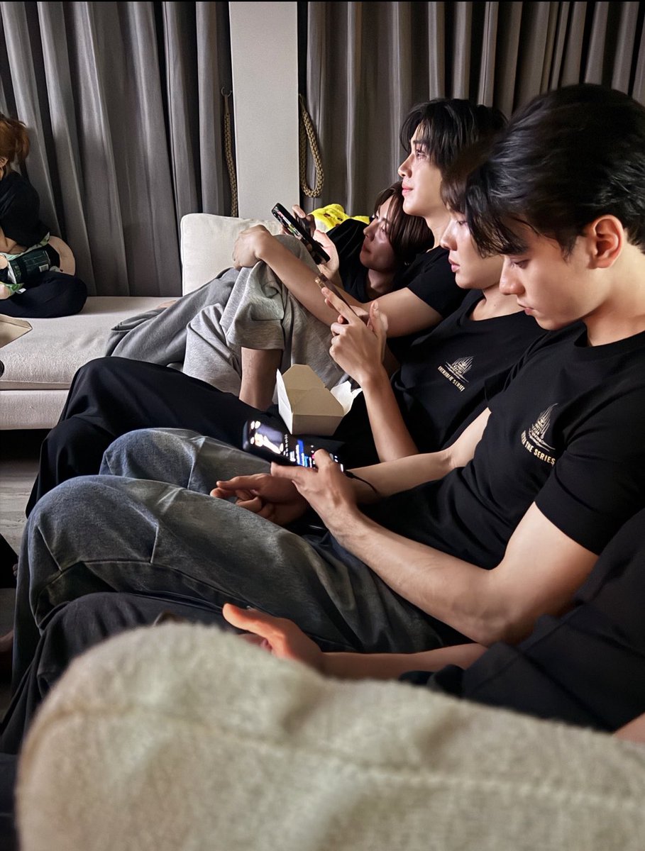 wrencrums's tweet photo. “fan service” but this was always tfo in their private time https://t.co/IRSGhFFtgk