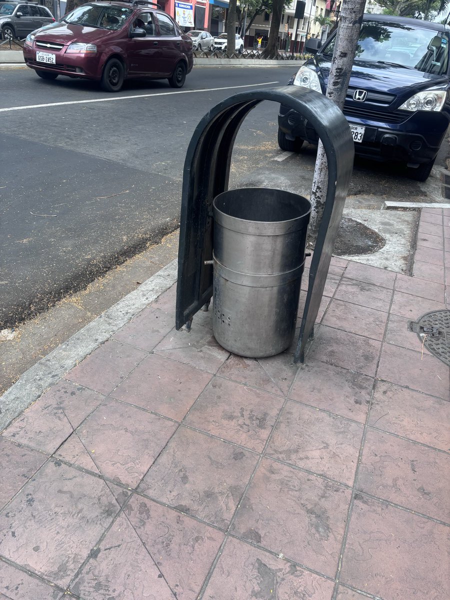 Guayaquilsinle2's tweet photo. DENUNCIA: bote de basura listo para ser robado  por chamberos en chimborazo y 10 de agosto @181Responde @alcaldiagye https://t.co/768hAons75