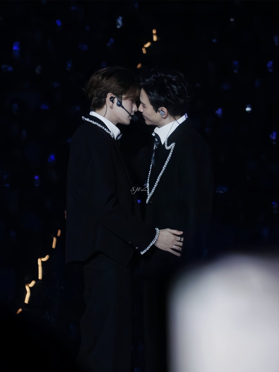 sp21004132's tweet photo. It’s very similar to the part in the wedding segment where the host says the groom can kiss your bride.🥰

#JuniorMarkConcertD2
#junniorrs #markjrtn #juniormark https://t.co/Fep5QwZccV