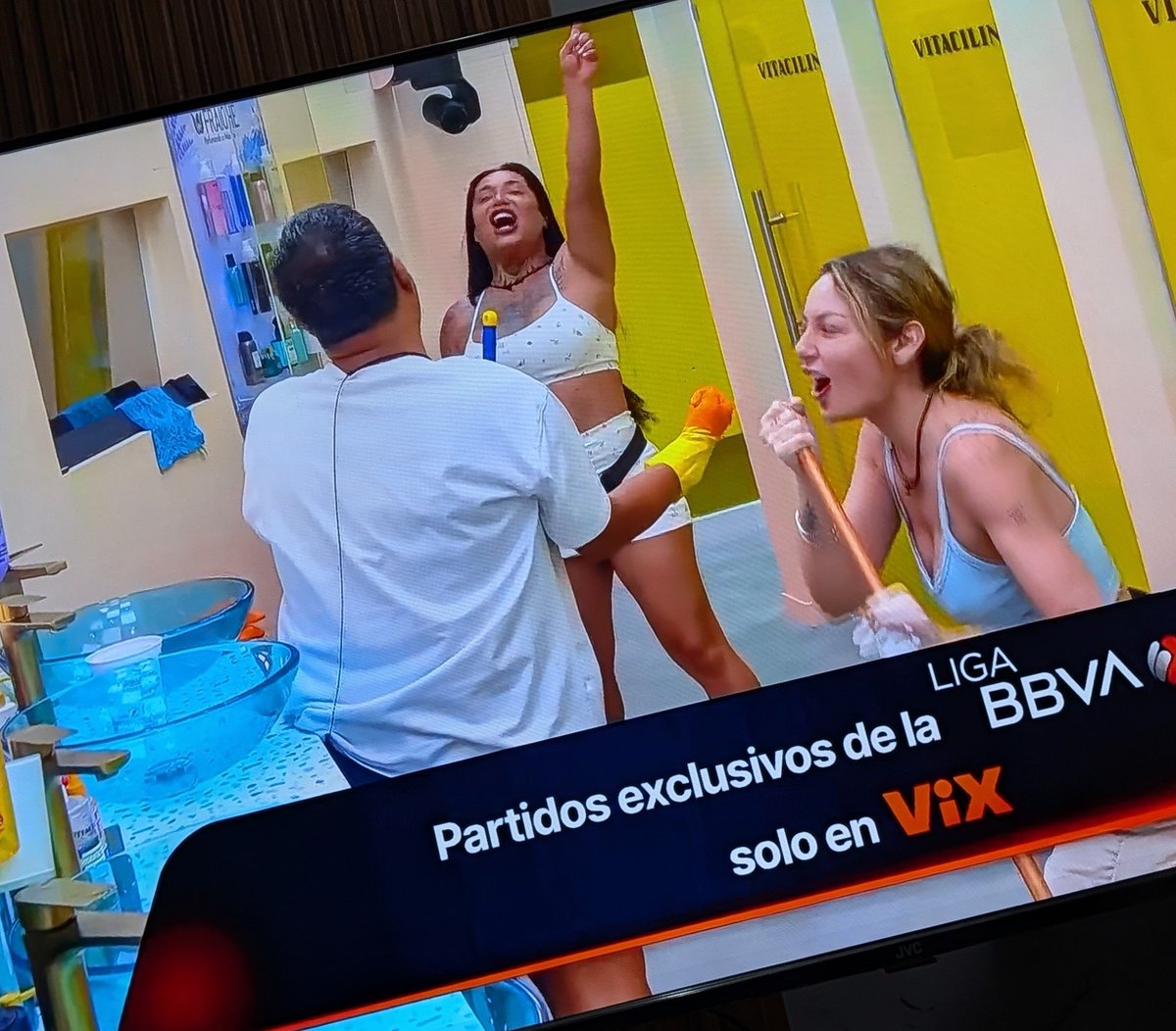 Oagb_23's tweet photo. Cómo se atreven a querer funarlos, si son la mera onda 🤣🤣
#LaCasaDeLosFamososMx https://t.co/lmfwXVp4Dl
