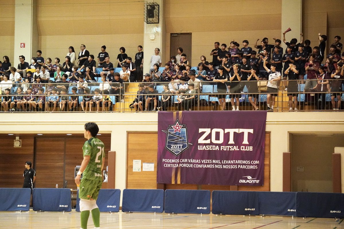 KIYONO_ZOTT16's tweet photo. 関東1部リーグ６試合目vs町田アスピランチは8-4で勝利🏅
関東リーグの前には東京都1部リーグも行われてRAIZも首位セルサス相手に粘り強く戦って勝利！
ダブル勝利で僕にとってこれ以上ない最高の1日になりました。

TAC東村山市民スポーツセンターは15年くらい前からZOTT WASEDAの下部組織が活動させてもらっている超HOMEな体育館。今のTOPとRAIZの半数はこの体育館で育ちました。そこに早稲田大学フットサル部の応援も駆けつけてくれて最高の雰囲気の中で試合をすることができました。

勝って自分たちが嬉しいだけじゃなくて、観にきてくださった方も一緒に幸せな気持ちになって帰ってもらうことが僕のクラブ運営の1つの活動の意義。
今日はそれが実現できて何よりも嬉しいですし、地域リーグでも都リーグでもこの空気感を作り出せることを証明できたことを嬉しく思います。

試合後の観客席への挨拶の時に一緒に運営しているスタッフの持木と肩組みながら『これが俺らが作りたい空間だよな〜』ってしみじみ話してました。
数の問題では無いかもしれないけど、もっともっとたくさんの方を巻き込んで、たくさんの方にZOTTに関われて良かったって思ってもらえるように、また明日から精進していきます。

とは言えまだまだ未熟なので日本フットサル界のためにとか壮大なことは言わずに、僕はまずは自分のクラブに関わってくださる方々のために、そして自分たちが所属している関東リーグ、東京都リーグを盛り上げるために最善を尽くしていきます。

#ZOTT
#DalPonte