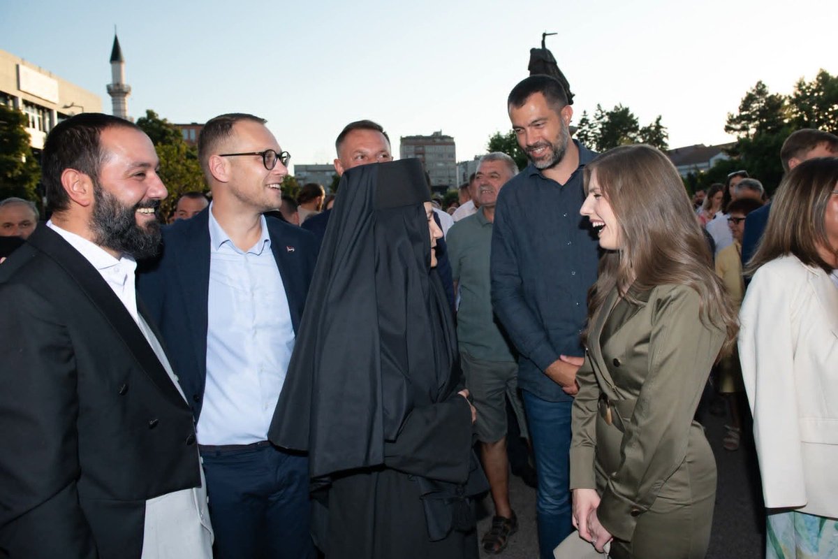 BojanMSavic's tweet photo. Када видимо толико наших суграђана заједно, породице са дјецом, младе и старије, људе са којима дијелимо исти град и исти празник, тешко је не осјетити понос. Не због великих ријечи, него због једноставног осјећаја да је ово град свих нас и да нам је стало до њега.

Вечерас смо поносни на Бијељину. На њене људе, на традицију коју не заборављамо и на генерације које долазе да је наставе.

Нека Свети Пантелејмон чува наш град и све људе који га зову својим домом.