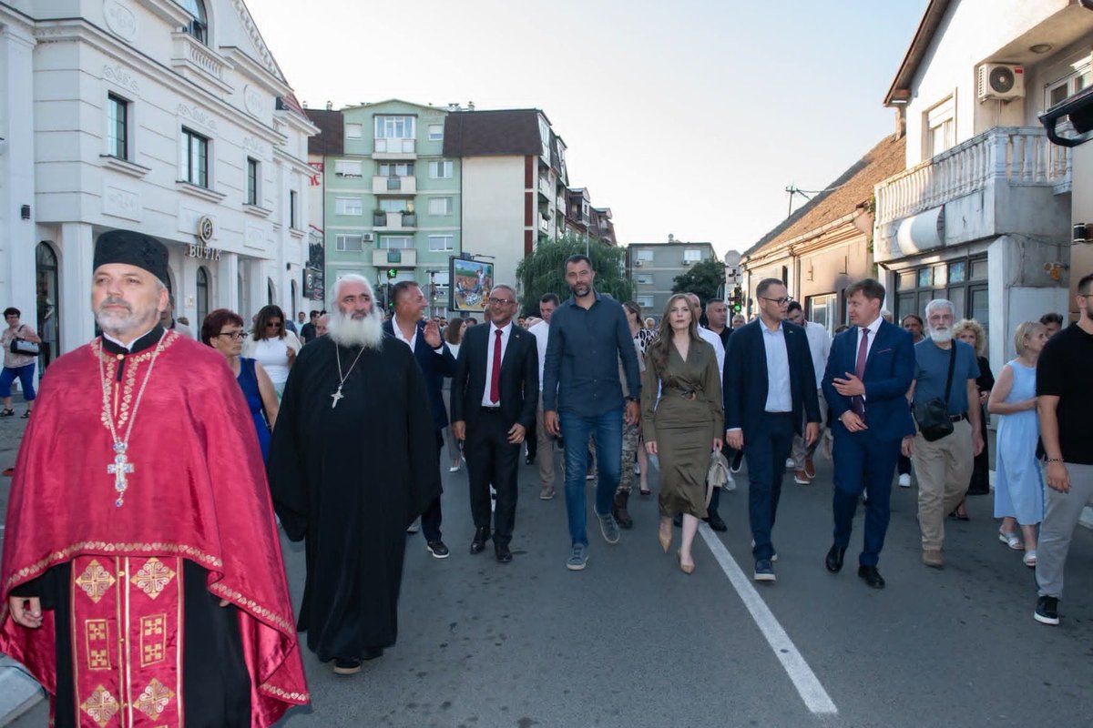 BojanMSavic's tweet photo. Када видимо толико наших суграђана заједно, породице са дјецом, младе и старије, људе са којима дијелимо исти град и исти празник, тешко је не осјетити понос. Не због великих ријечи, него због једноставног осјећаја да је ово град свих нас и да нам је стало до њега.

Вечерас смо поносни на Бијељину. На њене људе, на традицију коју не заборављамо и на генерације које долазе да је наставе.

Нека Свети Пантелејмон чува наш град и све људе који га зову својим домом.