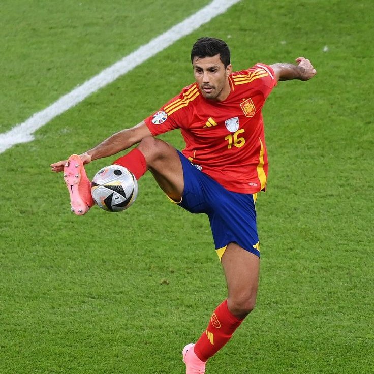 theMadridZone's tweet photo. 🚨 CONFIRMED: José Mourinho is ABSOLUTELY NOT ANGRY with Real Madrid for failing to sign Rodri.

He understands that the club made Rodri an offer, and the player simply chose another offer.

There is full harmony between the coach and the club. @diarioas https://t.co/fFKBwZlPkZ