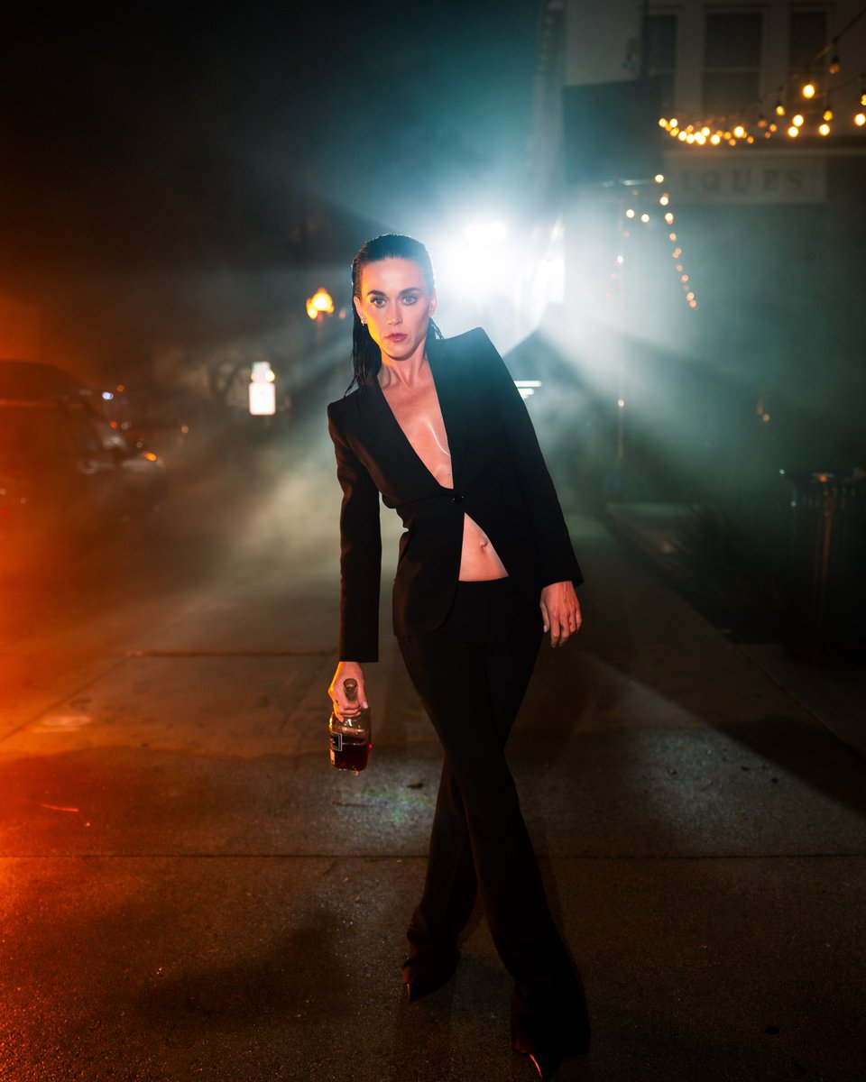 portalkatyperry's tweet photo. Queimou… de frio? Ela sofreu mas entregou um clipe perfeito! 🔥 https://t.co/k3x1XUvLr8