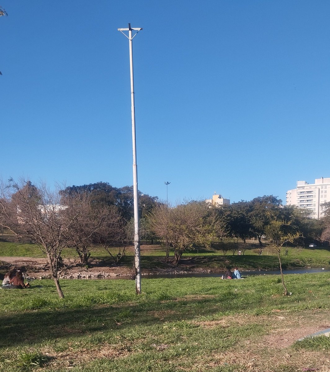frascaroli's tweet photo. 3 cosas simples y corrientes q ni siquiera puede hacer bien el gob d Passerini-Llaryora.
Líquidos efluentes crudos al río Suquia en la Isla d los Patos.
Ya no hay ninguno d los servicios d Wifi municipal ni provincial.
Sacar grandes árboles p/ poner piquillines es mal ecologismo. https://t.co/rLzlOWtXfy