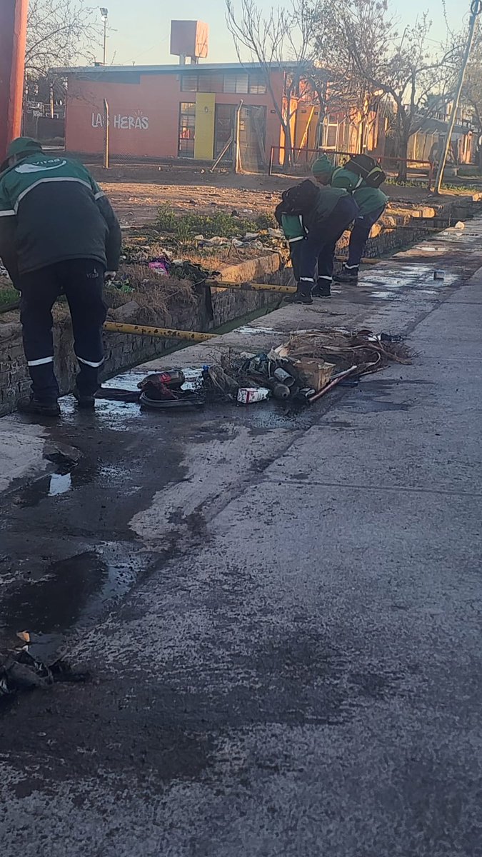 lopresti_lh's tweet photo. Trabajamos para tener una Las Heras más limpia y ordenada. Realizamos un operativo de limpieza en Álvarez Condarco y 3 de Febrero, hacia el norte hasta calle San Lorenzo.

Cuidar nuestro departamento es una responsabilidad de todos. #LasHerasMásLimpia https://t.co/bUjQP3kcKX