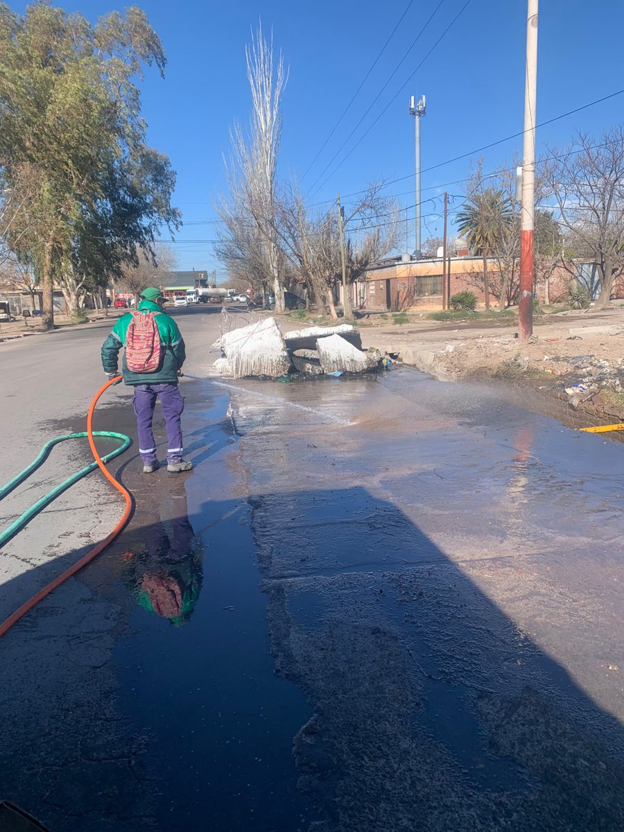 lopresti_lh's tweet photo. Trabajamos para tener una Las Heras más limpia y ordenada. Realizamos un operativo de limpieza en Álvarez Condarco y 3 de Febrero, hacia el norte hasta calle San Lorenzo.

Cuidar nuestro departamento es una responsabilidad de todos. #LasHerasMásLimpia https://t.co/bUjQP3kcKX