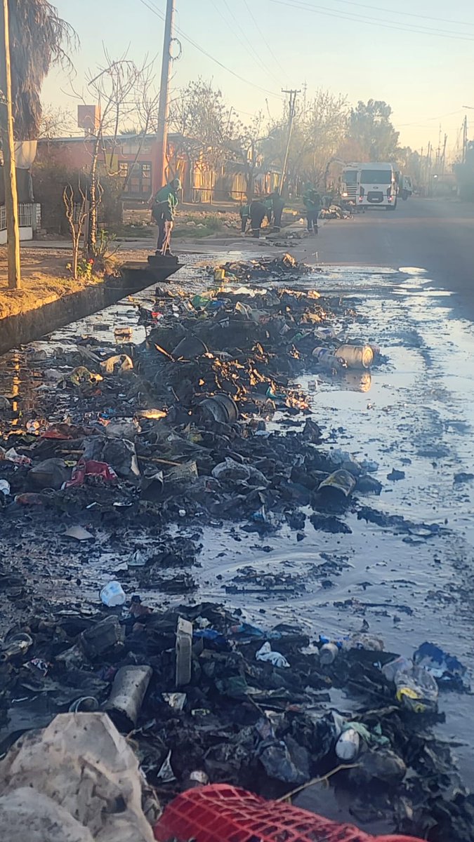 lopresti_lh's tweet photo. Trabajamos para tener una Las Heras más limpia y ordenada. Realizamos un operativo de limpieza en Álvarez Condarco y 3 de Febrero, hacia el norte hasta calle San Lorenzo.

Cuidar nuestro departamento es una responsabilidad de todos. #LasHerasMásLimpia https://t.co/bUjQP3kcKX