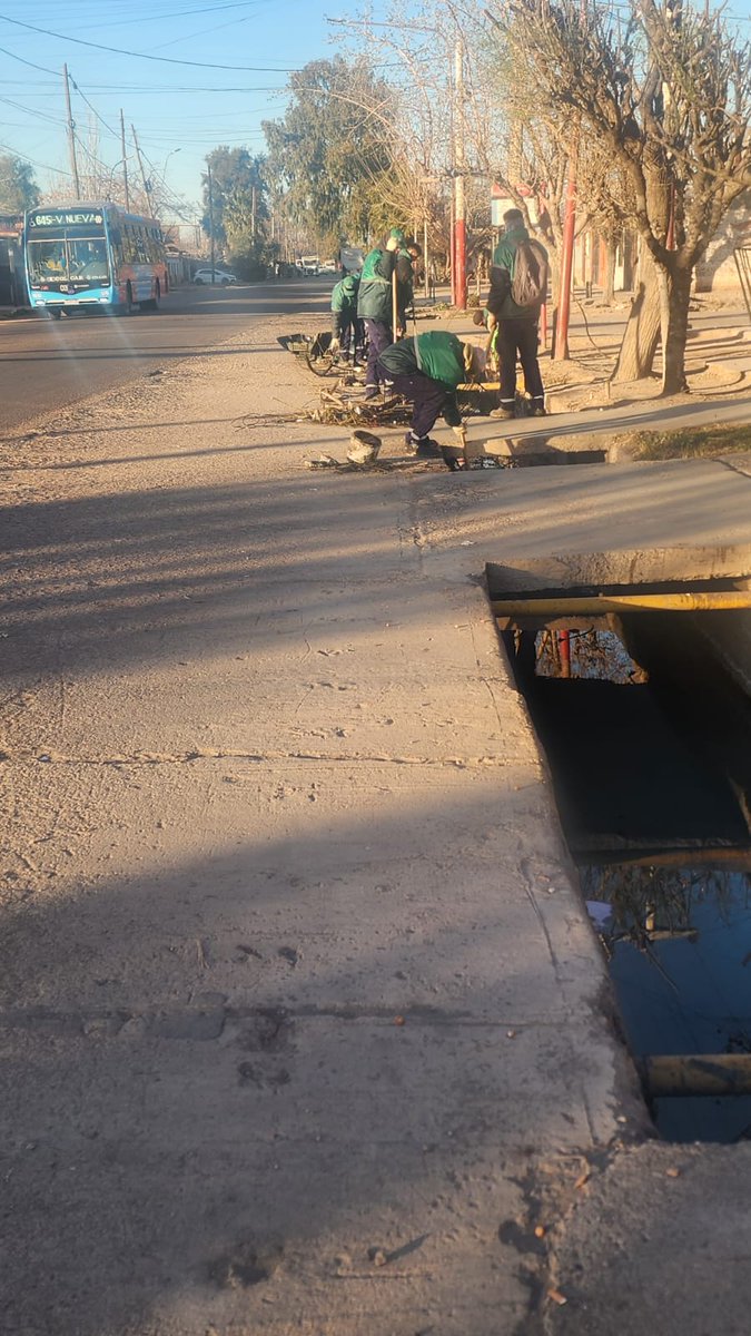 lopresti_lh's tweet photo. Trabajamos para tener una Las Heras más limpia y ordenada. Realizamos un operativo de limpieza en Álvarez Condarco y 3 de Febrero, hacia el norte hasta calle San Lorenzo.

Cuidar nuestro departamento es una responsabilidad de todos. #LasHerasMásLimpia https://t.co/bUjQP3kcKX