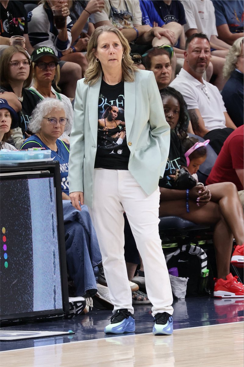 SneakerReporter's tweet photo. Coach Cheryl Reeve reppin @PHEEsespieces from head to toe #RESPECT https://t.co/JlxsJIhdng