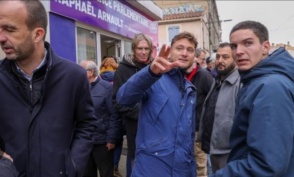 jean_bexon's tweet photo. 🔴 INFO | Robin Chalendard, ACTUEL assistant parlementaire LFI de Raphaël Arnault, a refusé de donner le code de déverouillage de son téléphone aux enquêteurs qui l'avaient placé en Gav alors qu'il aidait Adrian Besseyre à fuir. 

À l'inverse, les militants nationalistes ont donné leur code de déverouillage. 

Robin Chalendard est soupçonné de recel de malfaiteur.

Robin Chalendard était à Lyon le 12 février, jour du meurtre de Quentin.