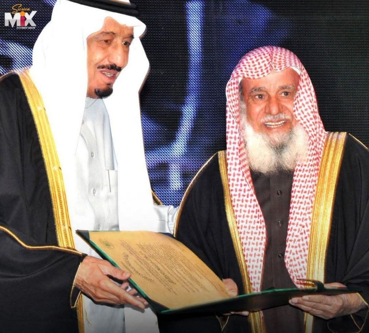ScreenMix's tweet photo. رجل الأعمال السعودي سليمان عبدالعزيز الراجحي المعروف بإسم الملياردير الزاهد الفقير 🙏

تبرع بثروته المقدرة بـ 7.4 مليار دولار وأعطى ثلثين الثروة للأعمال الخيرية وثلث لأبنائه ليعود بذلك إلى نقطة "الصفر" التى بدأ منها 

نشأ الراجحي فقيرا وعمل في بداية حياته كحمّال وكناس وطباخ وقهوجي وصبي صراف

إلى أن أسس أحد أكبر البنوك الإسلامية في العالم وامتلك العديد من الشركات 

وقام بتخصيص ثلثين ثروته للأعمال الخيرية حيث أسس مؤسسة خيرية تساهم في التعليم والدين والرعاية الصحية والقضايا الاجتماعية 

وقال الراجحي عن تبرعه هذا : "وصلت لمرحلة الصفر مرتين في حياتي، إلا أن وصولي هذه المرة كان بمحض إرادتي" 🙏 

يتعمد الراجحي لبس ثوب عمره 30 عاما، ليردع نفسه، ويذكرها بماضيها، فيما أوصى بعدم إقامة عزاء له بعد وفاته ويقول : من أراد العزاء فعليه التصدق بمبلغ التعزية للجمعيات الخيرية