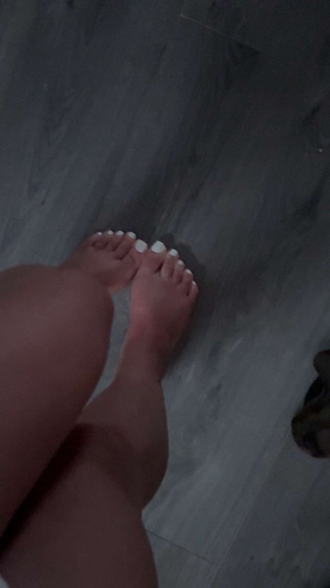 unasav's tweet photo. Who wants to suck on my pretty toes https://t.co/mZtS2eJI8B