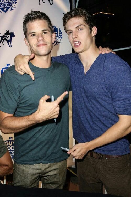 kokkchve's tweet photo. Je pense qu’on a VRAIMENT besoin du duo Daniel Sharman et Max Carver 🕯️ (Charlie too pour le trio) 🕯️✨ pleeaaseeeee 🙏🏼🙏🏼
#WIP4 @Reunited_Events 

Repost 🔁✨ https://t.co/4P80KXigiw