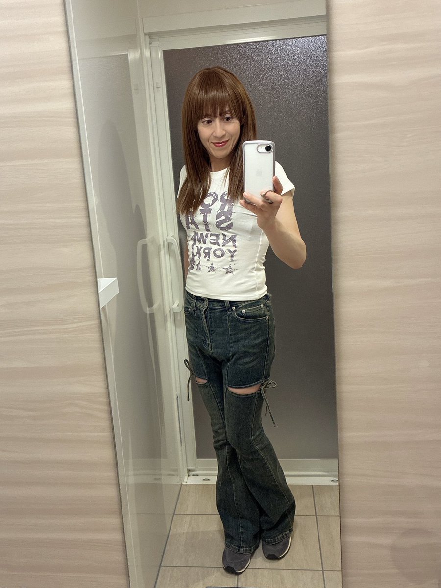 mamesuke_51's tweet photo. おはようございます♫
8月10日(え、もう10日なの？)の月曜日ですね🌻

今日も蒸し暑くなりそう🫠
ただ、午後からにわか雨の地域もあるので、傘をお忘れなく🌂

私も含めてお仕事の方はお互い頑張りましょうね💕
夏休みの方は素敵な一日になりますように🏝️

Tシャツデニムコーデ、いいですね🥰 https://t.co/E7J3XRjq8e