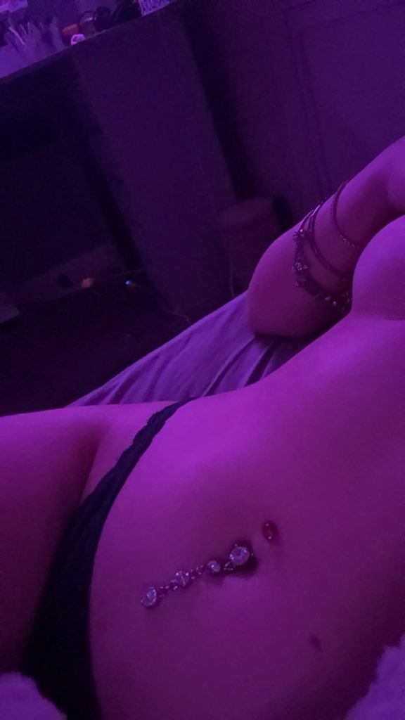 unasav's tweet photo. Who wants to take advantage of this pretty body https://t.co/1kereyPltY