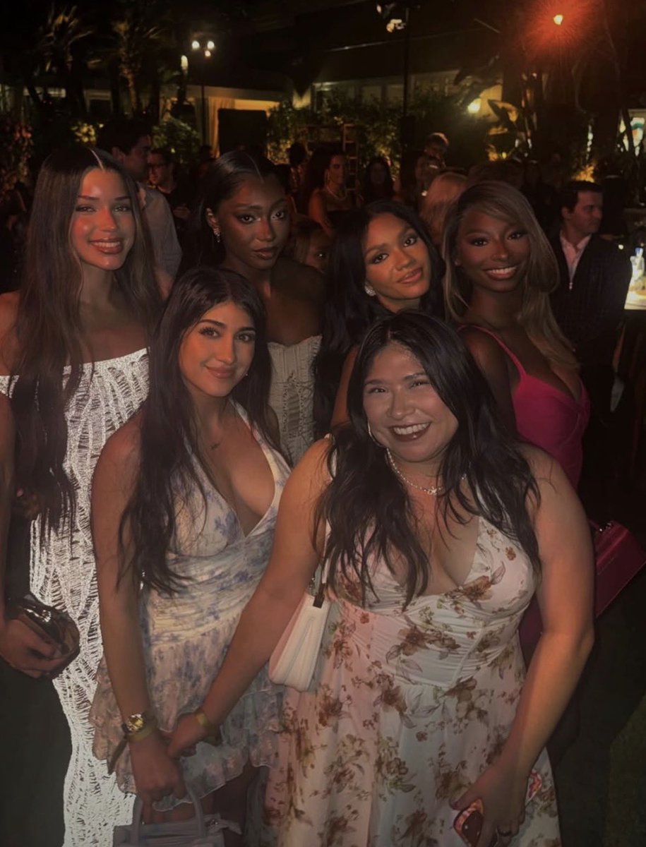 herwaytothis's tweet photo. Finally core 4 all in the same frame https://t.co/GVj9ApcbD2
