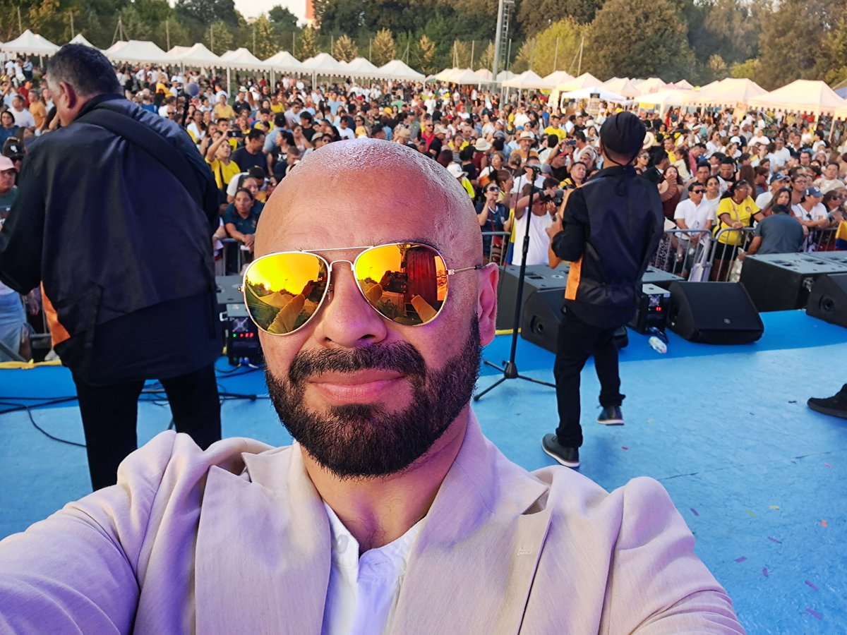 AdonayConMc's tweet photo. 4/5 Mi mayor agradecimiento es para el público ecuatoriano y toda la comunidad latinoamericana que asistió. Ver sus sonrisas y su orgullo me confirmó que, no importa la distancia, nuestras raíces siempre nos mantienen unidos. 🇪🇨🤝🌎 https://t.co/wgM7gojFXN