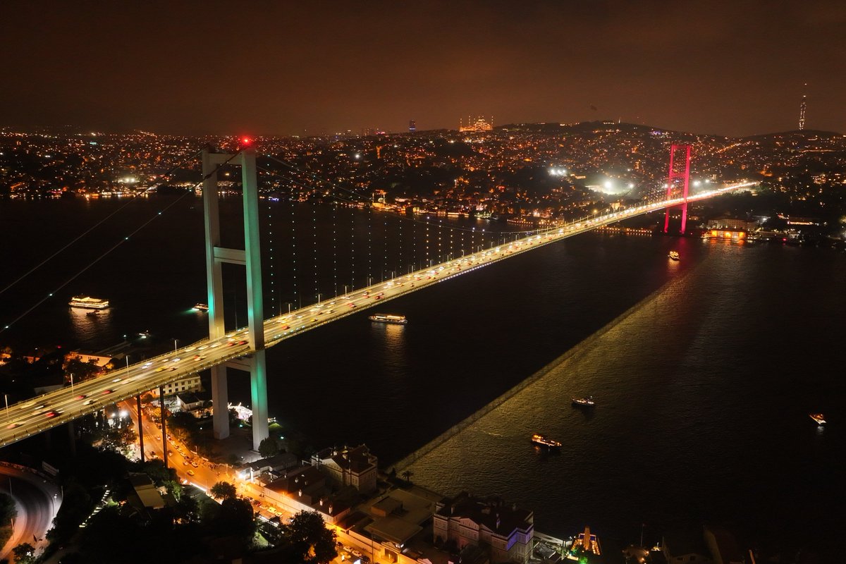 ConflictTR's tweet photo. İstanbul'da 15 Temmuz Şehitler Köprüsü, Mekke Anlaşması kapsamında Türkiye, Suudi Arabistan ve Pakistan bayraklarının renkleriyle aydınlatıldı. https://t.co/AP0F5d3rPQ