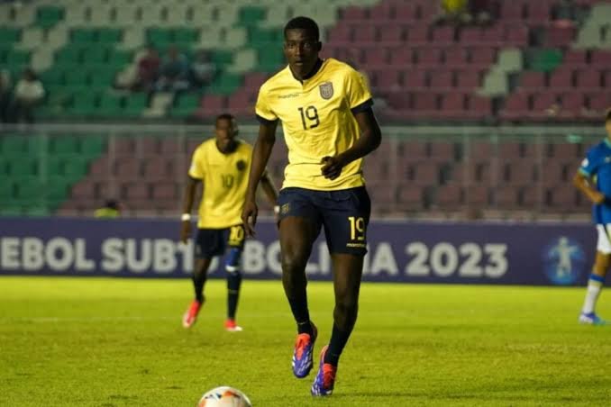 ELJeff_23's tweet photo. Pregunta sería, con este doblete de Jordy Caicedo en el Clásico vs San Lorenzo y con que ya viene rompiéndola en Argentina, ya pinta para ser el 9 de Ecuador o vale más hacerle goles al Cuenca?
Sean honesto.. https://t.co/LoOdmf54Hc