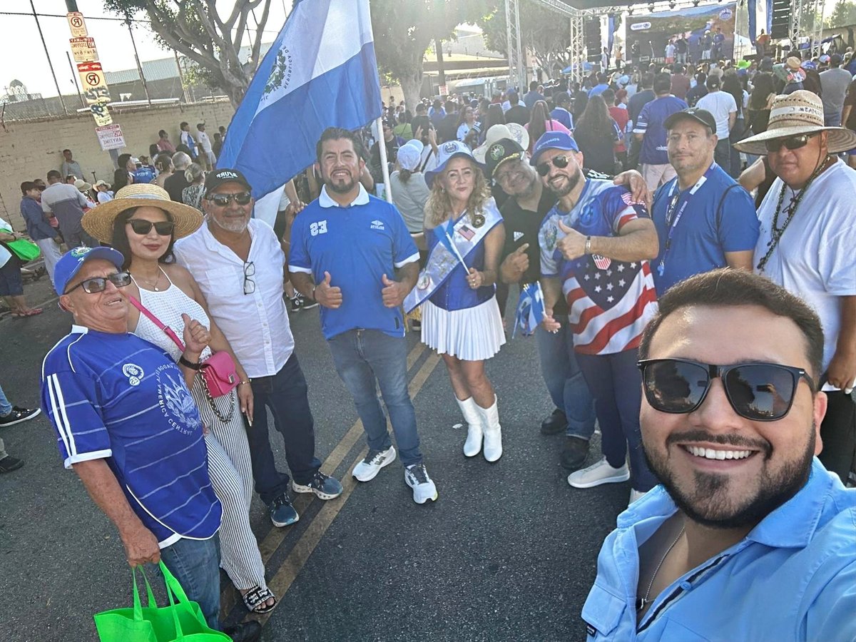 JersonAmayaSV's tweet photo. Este sábado, comparti con la comunidad salvadoreña en Los Ángeles CA que, aun estando lejos de nuestra tierra, mantienen vivas nuestras costumbres, nuestra alegría y ese sentimiento tan único de ser salvadoreño. 🇸🇻💙🇺🇸

De igual manera, coincidí con @AlabiSV y @DianaMendozaNI, compañeros candidatos por la Diáspora, y reiteramos nuestro compromiso: trabajar por nuestra Diáspora y llevar su voz, necesidades y propuestas a El Salvador. 🇸🇻🌎🇺🇸

@nayibbukele 
@nuevasideas 
@XZablah 
@ECastroES