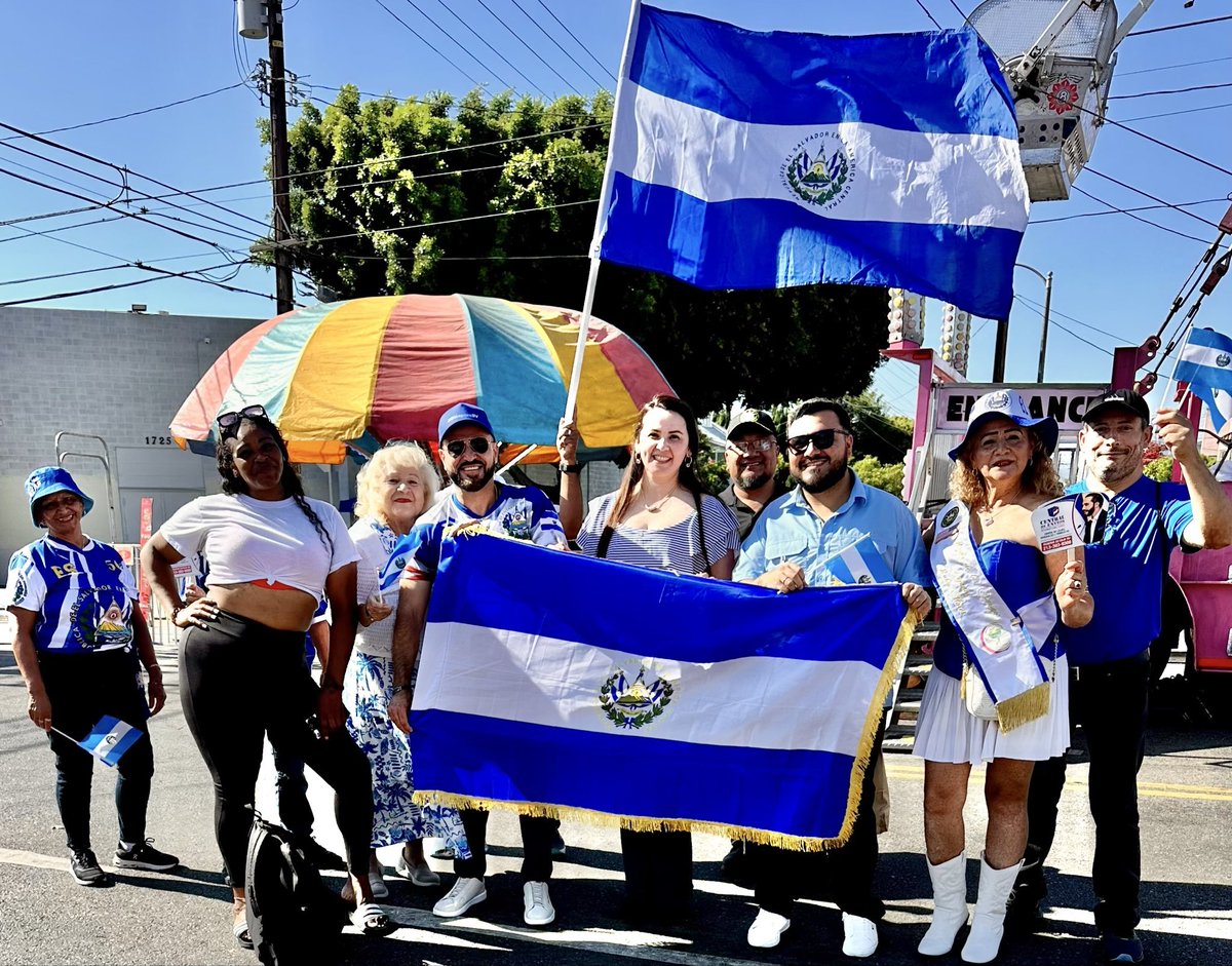 JersonAmayaSV's tweet photo. Este sábado, comparti con la comunidad salvadoreña en Los Ángeles CA que, aun estando lejos de nuestra tierra, mantienen vivas nuestras costumbres, nuestra alegría y ese sentimiento tan único de ser salvadoreño. 🇸🇻💙🇺🇸

De igual manera, coincidí con @AlabiSV y @DianaMendozaNI, compañeros candidatos por la Diáspora, y reiteramos nuestro compromiso: trabajar por nuestra Diáspora y llevar su voz, necesidades y propuestas a El Salvador. 🇸🇻🌎🇺🇸

@nayibbukele 
@nuevasideas 
@XZablah 
@ECastroES