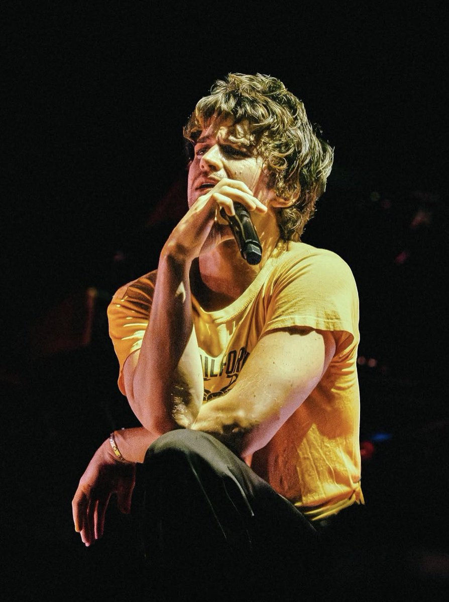 hairydjo's tweet photo. the yellow shirt on the floor… https://t.co/SOL6MErkRe