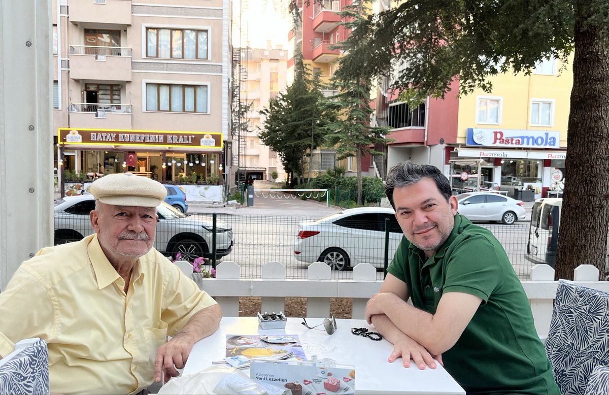 tanert42's tweet photo. Yılların ustası babam terzi Necati usta ile…Bende küçük terzi dükkanında yaz tatillerinde bir yandan çıraklık yapardım, bir yandan Dükkanın önünde ayakkabı boyardım…İğne ile adeta kuyu kazardı babam ve biliyorum ki nice ustalar yetiştirdi…Ereğli bilir…anlatmaya gerek yok… https://t.co/EZNGDyGUss