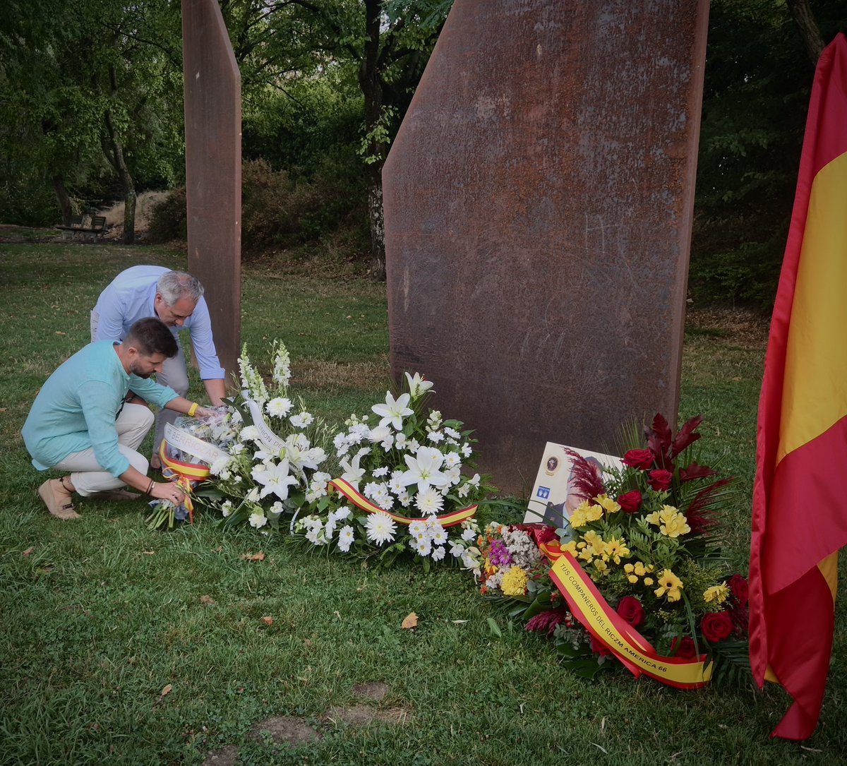 dcuestanav's tweet photo. 26 años después, Francisco Casanova sigue presente en la memoria de #Berriozar

Los etarras le arrebataron la vida, pero nunca han podido borrar su recuerdo.

Hoy, junto a @vecinosdepaz le hemos rendido homenaje y acompañado a su familia.

Memoria, dignidad, justicia y verdad. https://t.co/oCIto2cRa1