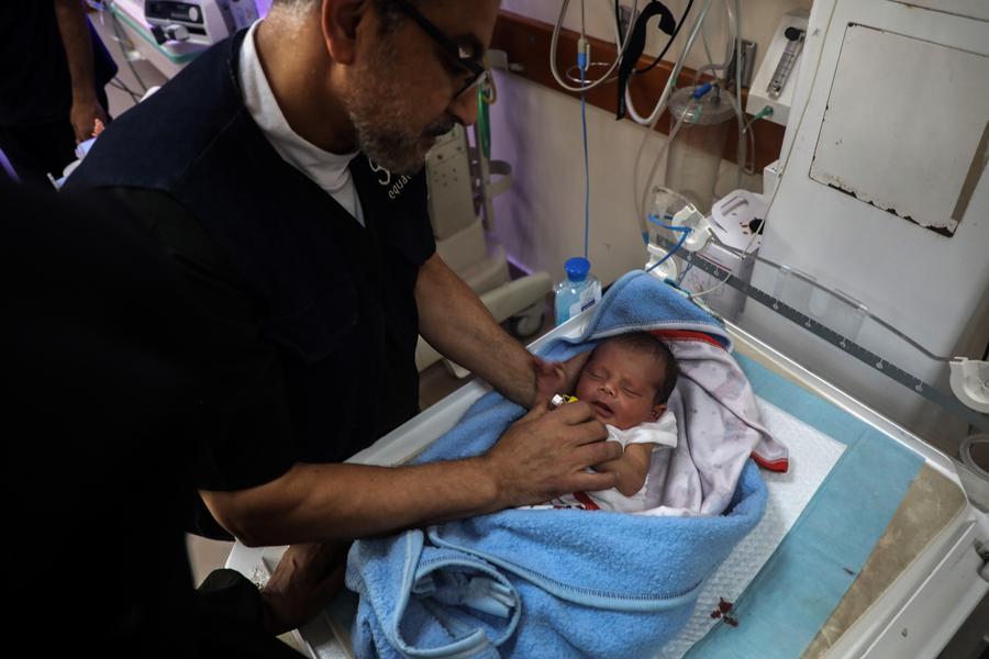 XHNews's tweet photo. "Since the day my daughter was born nearly three years ago, we had been apart," said a Gaza mother, who finally met her baby girl this March after the war tore them apart. "For over a year, I didn't even know where she was" https://t.co/JroFIDVBx3 #LetterFromMideast https://t.co/0oKJlJgJWk