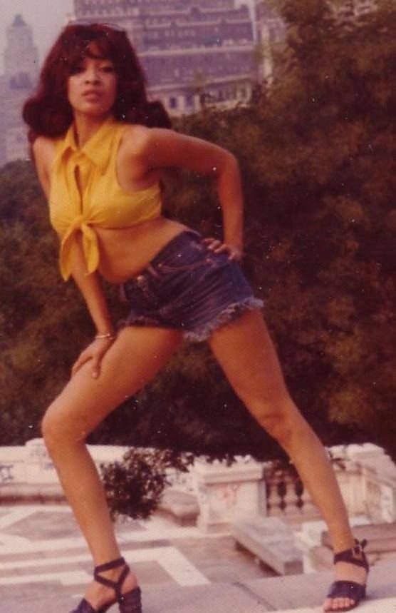 catbreillat's tweet photo. ronnie spector photographed in new york (1973) https://t.co/31rnpW0t7i