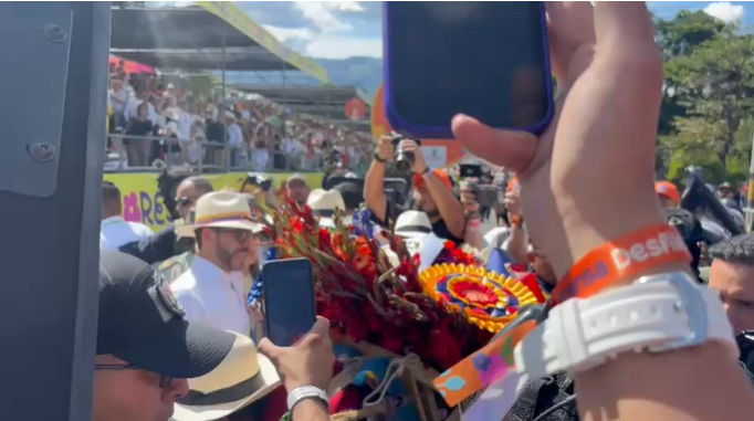 ReporteYa's tweet photo. #9Ago #Colombia 
https://t.co/fH4hsm97sP
🇨🇴El presidente Abelardo De La Espriella ya está en Medellín y participa en el tradicional Desfile de Silleteros, que cierra la Feria de las Flores. 

👉🏾El mandatario llegó a la ciudad luego de que el alcalde Federico Gutiérrez anunciara su presencia como invitado especial. En el desfile también está el vicepresidente José Manuel Restrepo.