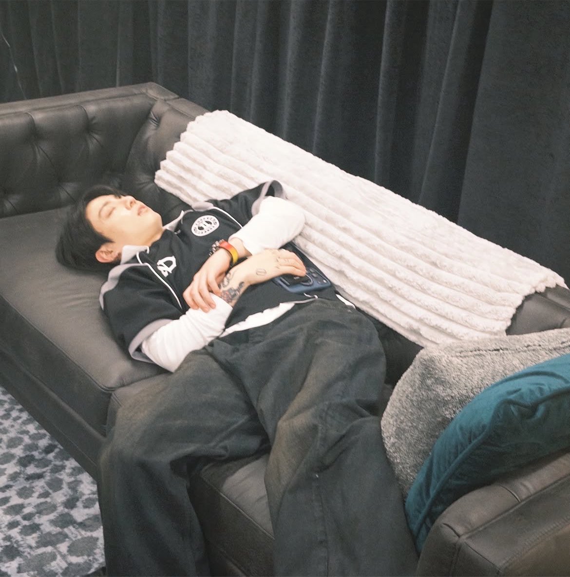 KimCristalth's tweet photo. #JUNGKOOK DURMIENDO EN LA SALA DEL BACKSTAGE🥹 https://t.co/7eRdsSaikO