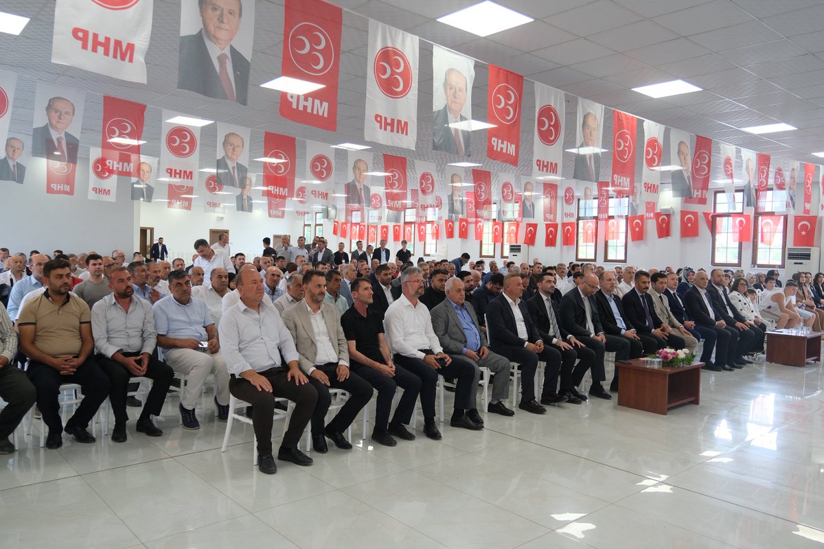 oguzalkas's tweet photo. 🇹🇷 16 İLÇE, TEK YÜREK, TEK ÜLKÜ! 

İLÇE KONGRE SÜRECİMİZİ TARAKLI’DA TAMAMLADIK!

“KARDEŞLİK KALBİMİZDE,GELECEK AKLIMIZDA” 

Milliyetçi Hareket Partisi Sakarya İl Teşkilatı olarak 16 ilçemizde büyük bir heyecan, yüksek katılım ve dava şuuru içerisinde gerçekleştirdiğimiz ilçe kongrelerimizin sonuncusunu; Cumhur İttifakı kapsamında belediye başkanlığını Milliyetçi Hareket Partimizin üstlendiği tarihi Taraklı ilçemizde, muhteşem bir kalabalık ve büyük bir coşkuyla tamamladık.

Adapazarı’ndan Serdivan’a, Karasu’dan Kocaali’ye, Hendek’ten Geyve’ye, şehrimizin dört bir yanında gördük ki;

Üç hilal Sakarya’da dimdik ayaktadır!
Teşkilatlarımız heyecanlıdır!
Dava arkadaşlarımız kararlıdır!
Milliyetçi Hareket Partisi Sakarya’da güçlüdür!

16 ilçemizde gerçekleştirdiğimiz kongreler yalnızca birer görev ve bayrak değişimi değil; birliğimizin, kardeşliğimizin ve ülkümüze olan sarsılmaz sadakatimizin yeniden tescili olmuştur.

Bu büyük teşkilat yürüyüşüne emek veren; kongrelerimize katılan, salonlarımızı dolduran, üç hilalli bayrağımızın altında omuz omuza duran bütün dava arkadaşlarıma gönülden teşekkür ediyorum.

Bugün Taraklı’da bir kongreyi değil, 16 ilçemizi kapsayan büyük bir teşkilat seferberliğini alnımızın akıyla tamamladık.

Şimdi daha güçlü, daha diri ve daha kararlı bir şekilde önümüze bakıyoruz.

16 ilçemizle biriz, Sakarya’mızla bütünüz!
Kardeşlik kalbimizde, gelecek aklımızda!
Üç hilalin gölgesinde durmadan, yorulmadan, yılmadan yürümeye devam!

#mhp #mhpsakarya #sakarya #gundem #devletbahceli #mhpkongre #kongre #oguzalkas #ulkucu #taraklı