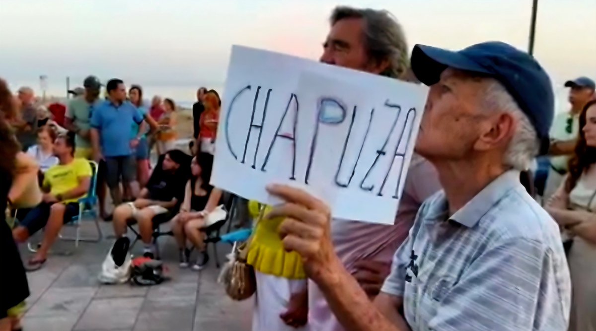 NicoSguiglia's tweet photo. ¡Más de 300 vecinos y vecinas protestan contra las obras del Paseo Marítimo de Pedregalejo!

Malestar ante un gobierno municipal que antepone la promoción turística al interés general y anhelo de un barrio que no pierda su alma.

Gracias, de corazón, por decir #PrimeroLosBarrios. https://t.co/2plI52c0Fo