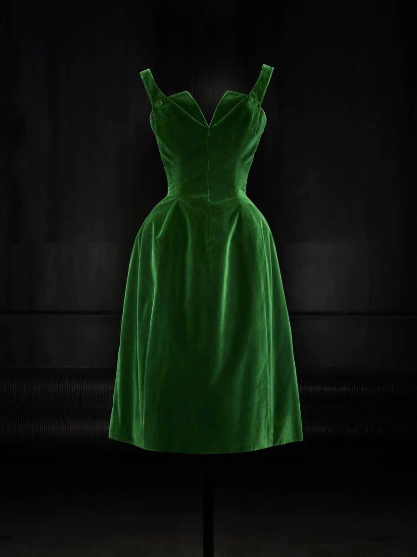kateStrasdin's tweet photo. There isn’t much in the way of green round about at the moment but Dior’s 1953 gown Émeraude is as lush and verdant as it gets. The pile of the velvet softens all of the straight lines @MuseeDior #FashionHistory https://t.co/3R5cf01NeH