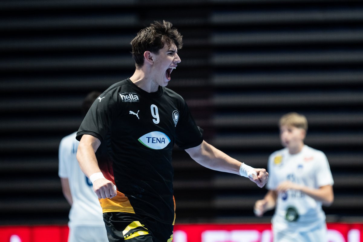 EHFEURO's tweet photo. A huge 12:3 run turned the final around as Germany powered past Slovenia 36:27 to claim their fourth title in the competition ⭐️
Read the full story behind Germany’s road to gold 👇
https://t.co/ajBt5YzOe8
#ehfeuro2026 #followthefuture #handball https://t.co/Ju53UmuWw2