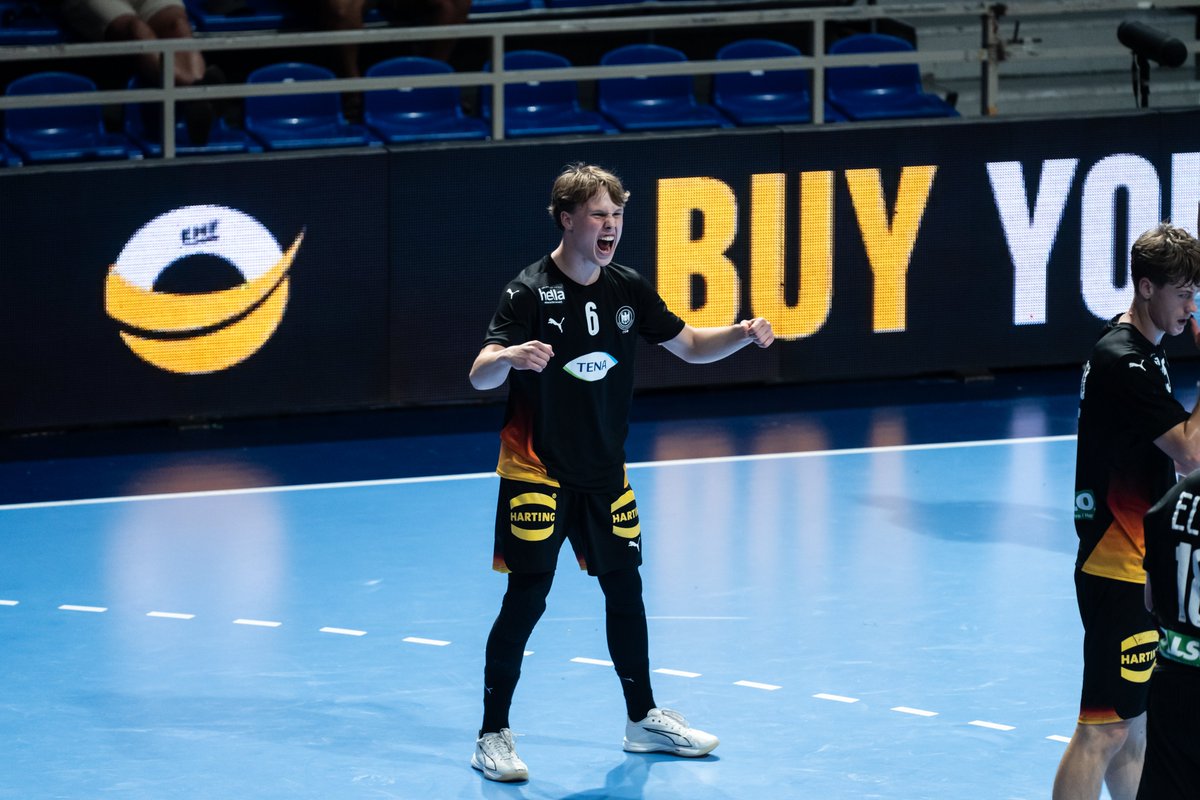 EHFEURO's tweet photo. A huge 12:3 run turned the final around as Germany powered past Slovenia 36:27 to claim their fourth title in the competition ⭐️
Read the full story behind Germany’s road to gold 👇
https://t.co/ajBt5YzOe8
#ehfeuro2026 #followthefuture #handball https://t.co/Ju53UmuWw2