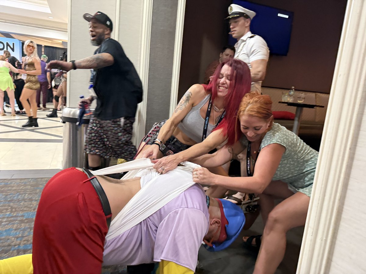doctoreimages's tweet photo. Fetcon lobby bar shenanigans. @CatherineFoxx @feelinsunnie https://t.co/Z5mAu14vCU