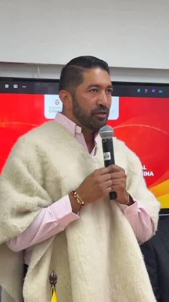 c0lombiaderecha's tweet photo. Mismo MODUS OPERANDI

El disfraz de la corrupción 

Se disfraza de                  Se disfraza de 
campesino.                       Indígena 

César Pachon                  Martha Peralta https://t.co/0VpIek2g0R