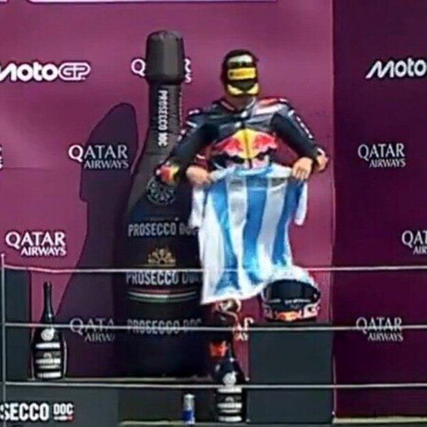 clarincom's tweet photo. VALENTÍN PERRONE SE SUBIÓ AL PODIO DE MOTO3 Y CELEBRÓ CON LA CAMISETA DE LA SELECCIÓN ARGENTINA EN INGLATERRA

El argentino Valentín Perrone, de 18 años, terminó tercero en el Gran Premio de Gran Bretaña de Moto3, disputado en Silverstone, y celebró el podio con la camiseta de la Selección Argentina.

Perrone consiguió el tercer puesto con un sobrepaso en la última vuelta y alcanzó su segundo podio de la temporada. Actualmente marcha séptimo en el Mundial, con 95 puntos.

(+) en Clarín: https://t.co/bbGE0mBPPk