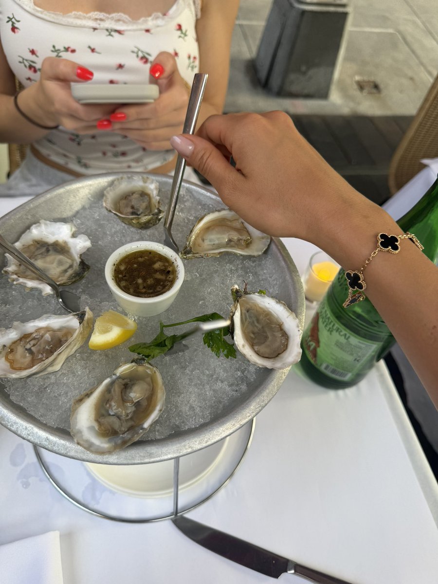 Alexa542442's tweet photo. Someone here loves oysters just as much as we do? 🦪🤤 https://t.co/QgsBATRTOD