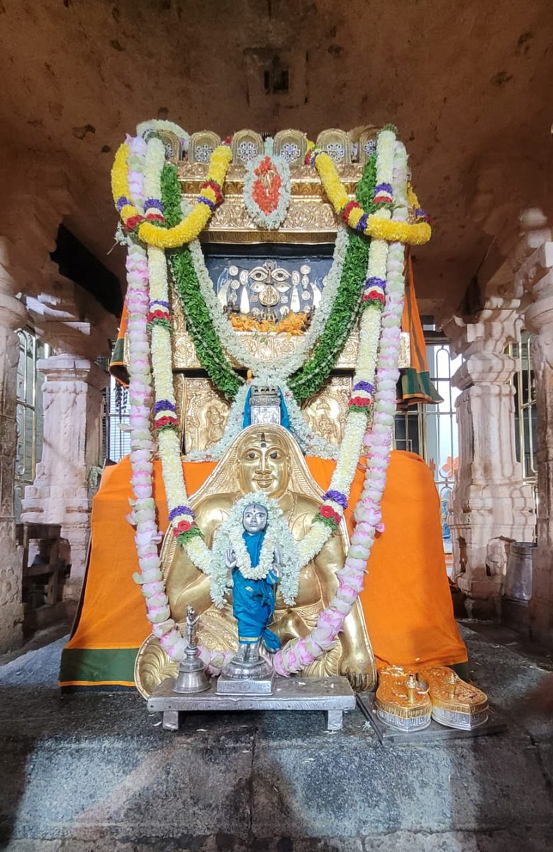 Svami34164Om's tweet photo. ಪೂಜ್ಯ ಶ್ರೀ ಗುರು ರಾಘವೇಂದ್ರ ಸ್ವಾಮಿಗಳ ಮೂಲ ಬೃಂದಾವನ ಅಲಂಕಾರ ದರ್ಶನ ಭಾಗ್ಯ ಮಂತ್ರಾಲಯ🙏10/8/2026. https://t.co/GNFozxk9zk