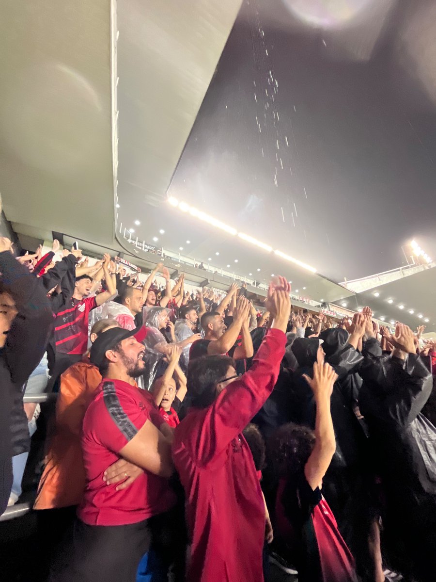 re_sa88's tweet photo. @AthleticoPR Foi lindo 🖤❤️ 
“eu te sigo em toda parte” https://t.co/AExcq4Zx72