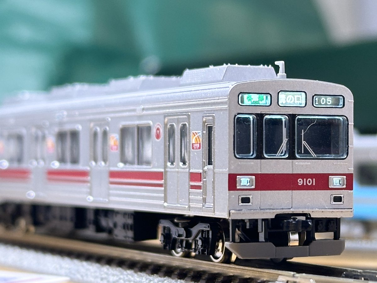 cp_nagoyaoosu's tweet photo. 世田谷車輌センターのLEDライト集をクロスポイントの東急9000系赤帯復刻編成に使用してみました！(画像1枚目)製品状態(2枚目)と比較するとLEDの粒々がよく表現できております。様々な加工方法がありますが、今回はライトユニットのプリズムの左右を少し削り、LEDステッカーを巻くように貼りました！ https://t.co/EfKoZMWeHp