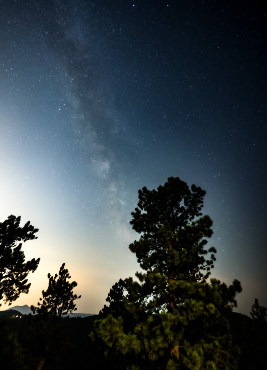 dgrifbarnes's tweet photo. The Milky Way is barely visible through wildfire smoke in Colorado https://t.co/4oGWskAgVw