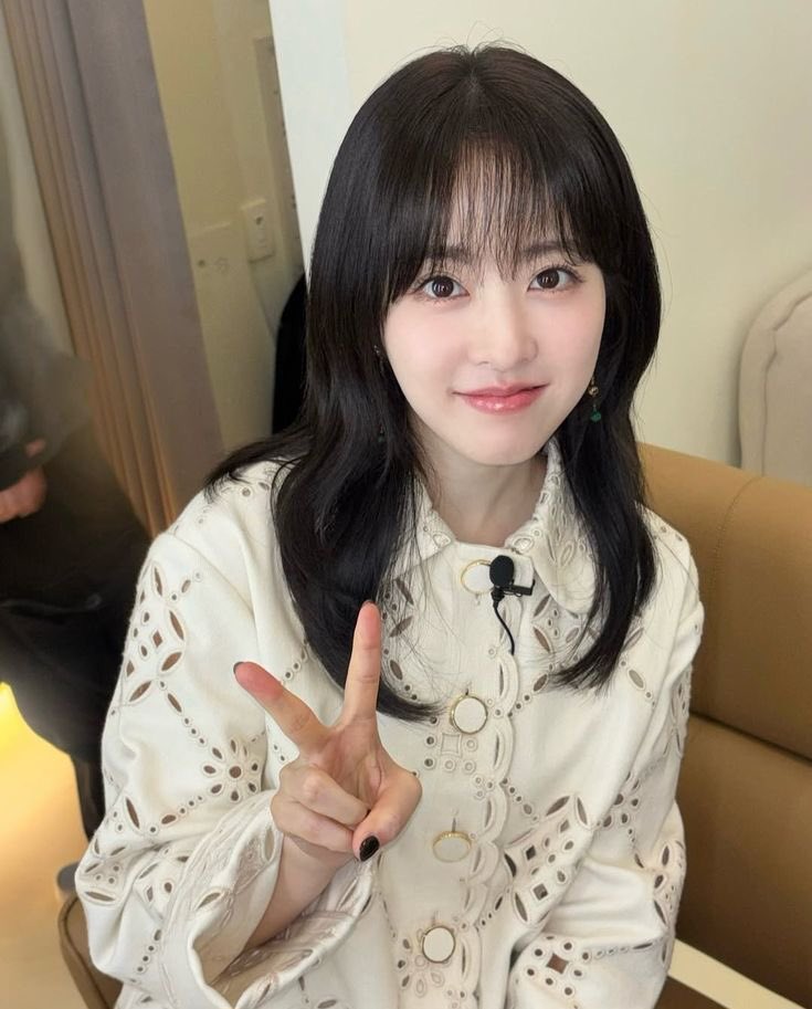 pboyoungs's tweet photo. Starting our Monday routine with a little smile, a little sparkle, and enough good energy to get through the week.

(Monday rules: smile first, panic later. 😭) https://t.co/bInHZchhjZ