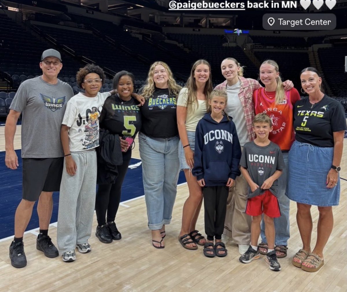 justforshowss's tweet photo. Aw paigey after the game with her family https://t.co/tutzAtAtEW
